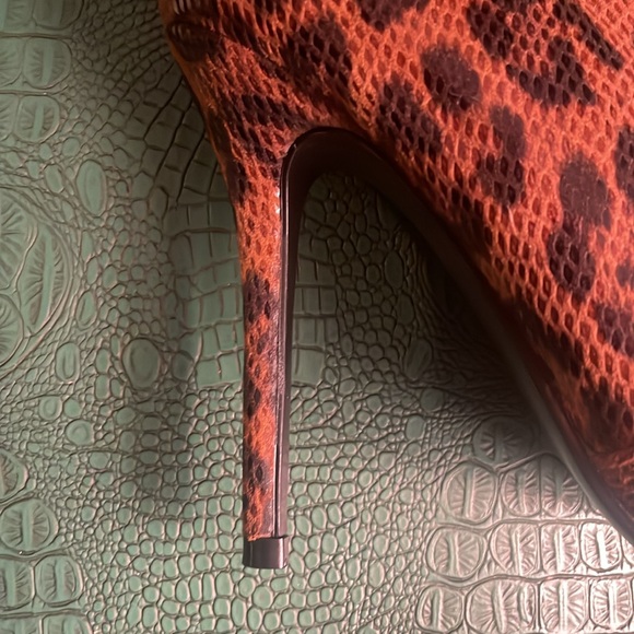 Over-the-knee leopard print pointed-toe boots with side zipper and stretch - Picture 6 of 8